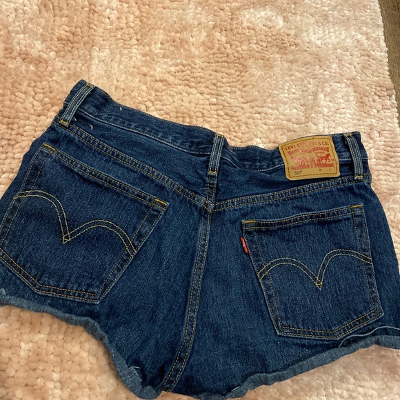 Levi shorts - Picture 2 of 3